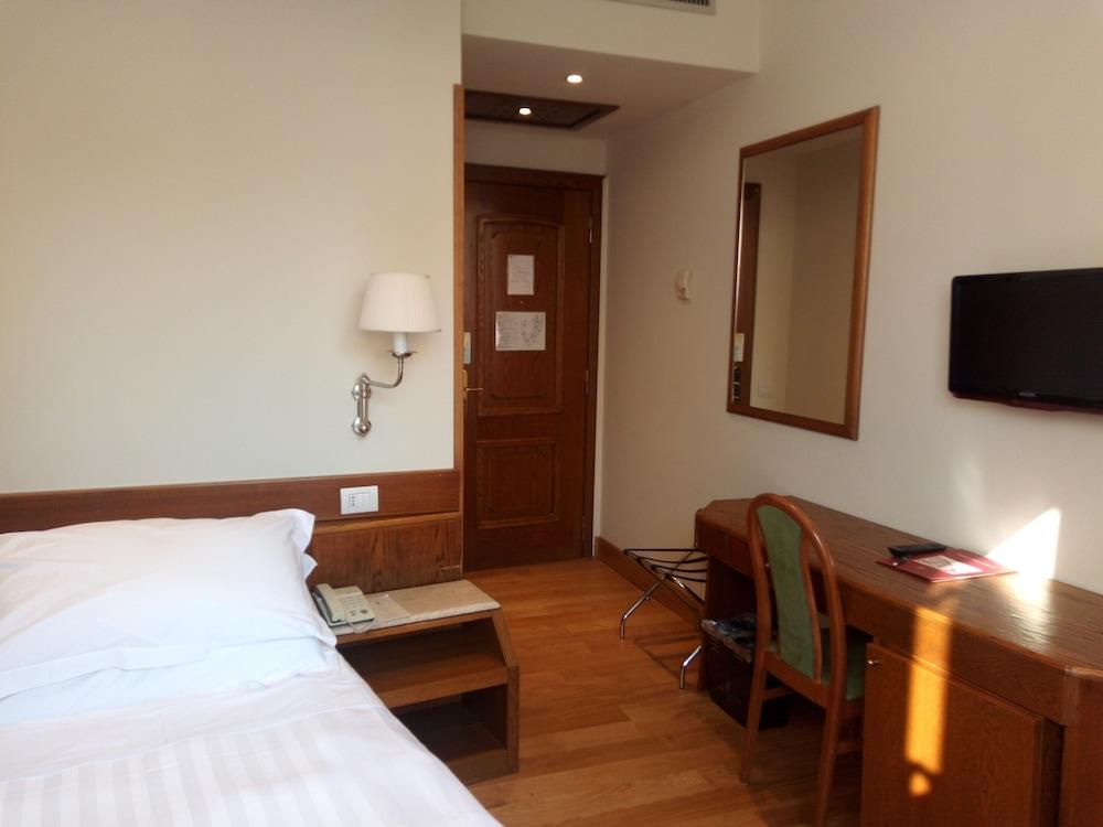Hotel Albergo Santa Chiara Roma Esterno foto